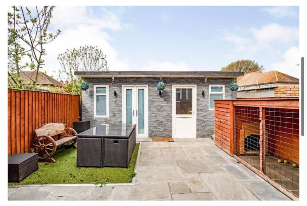 2 Bed - Walking Distance To Harry Potter * Watford (Hertfordshire)