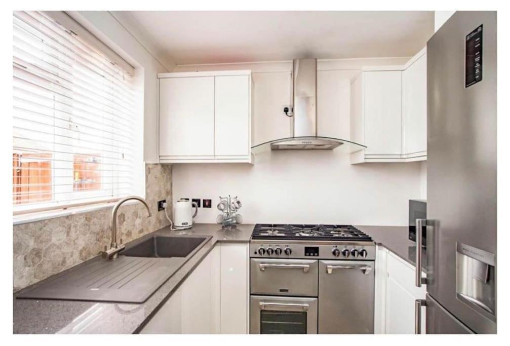 2 Bed - Walking Distance To Harry Potter *
